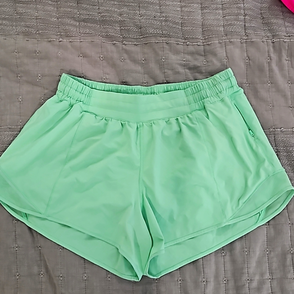 Lululemon 4" mid/low rise Hotty Hot shorts - size 12 - Scream Green light lined